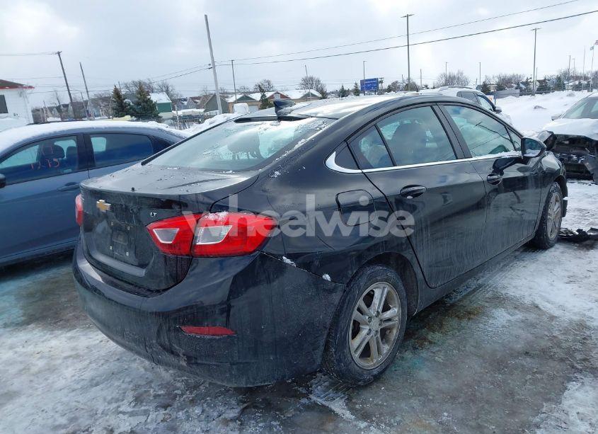 Photo 4 of 2018 Chevrolet Cruze LT AUTO (VIN 1G1BE5SM3J7132369)