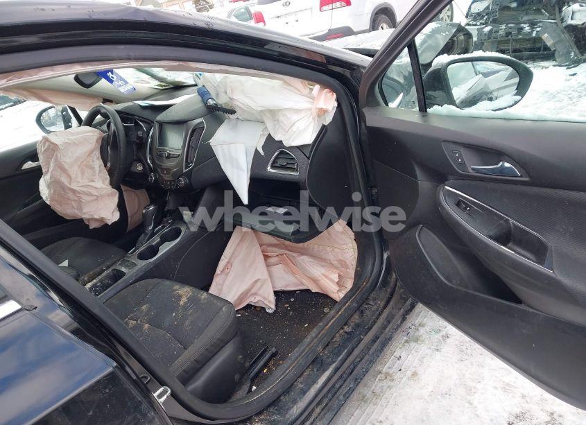 Photo 5 of 2018 Chevrolet Cruze LT AUTO (VIN 1G1BE5SM3J7132369)