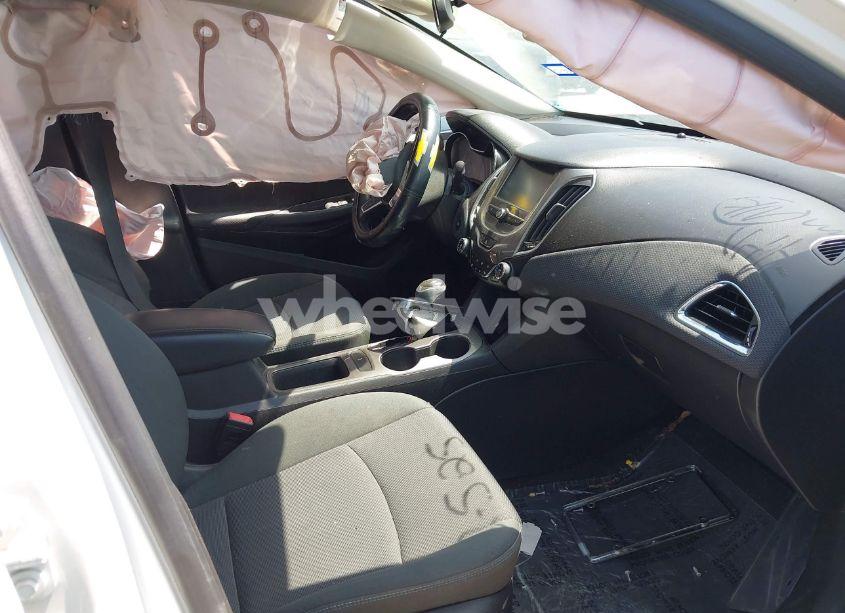 Photo 5 of 2018 Chevrolet Cruze LT AUTO (VIN 1G1BE5SM3J7154243)