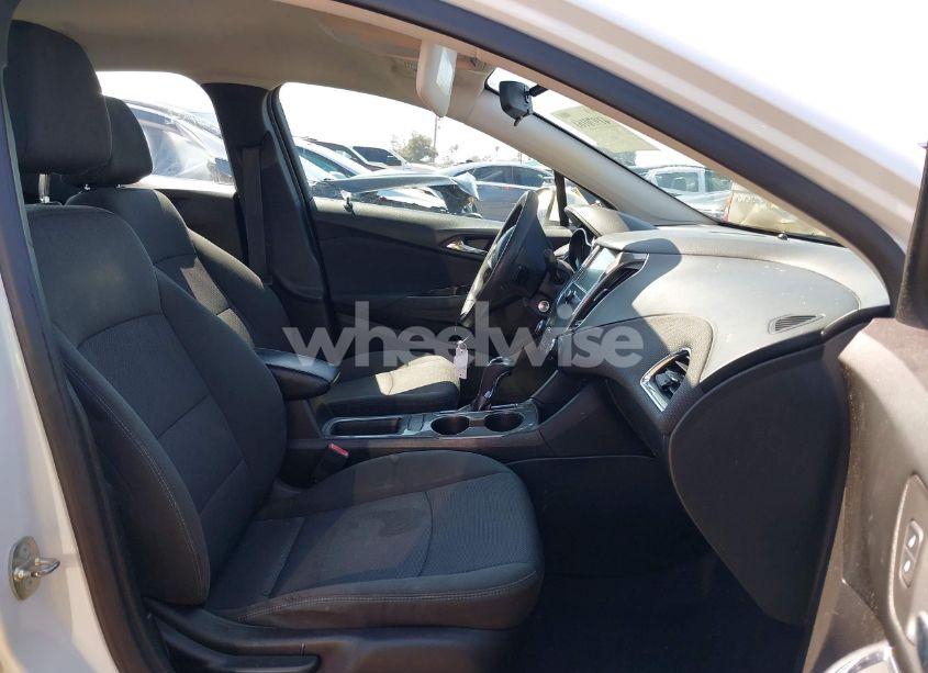 Photo 5 of 2018 Chevrolet Cruze LT AUTO (VIN 1G1BE5SM3J7205921)