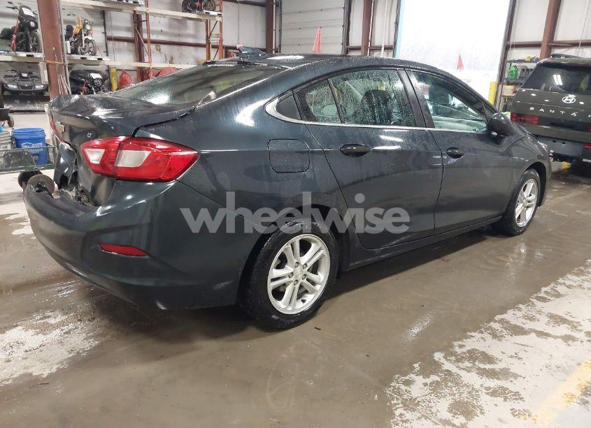 Photo 4 of 2018 Chevrolet Cruze LT AUTO (VIN 1G1BE5SM3J7229104)