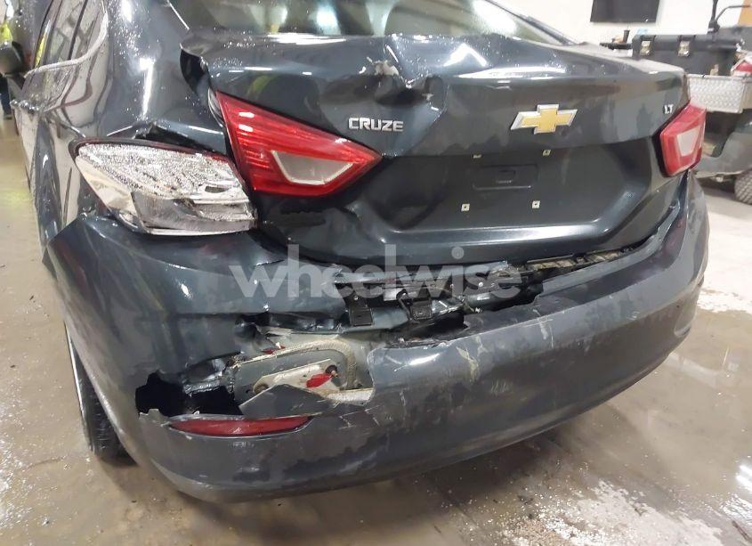 Photo 6 of 2018 Chevrolet Cruze LT AUTO (VIN 1G1BE5SM3J7229104)