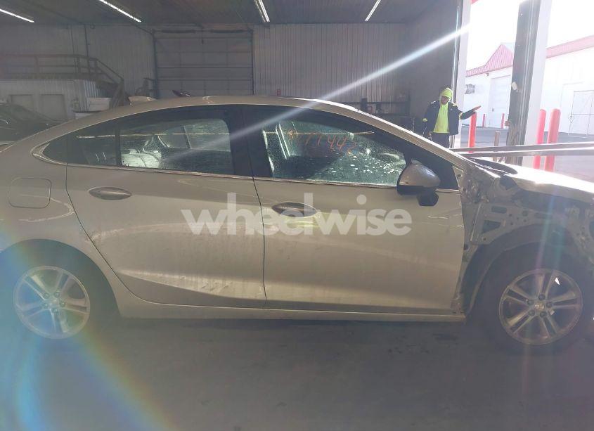 Photo 14 of 2018 Chevrolet Cruze LT AUTO (VIN 1G1BE5SM3J7235081)