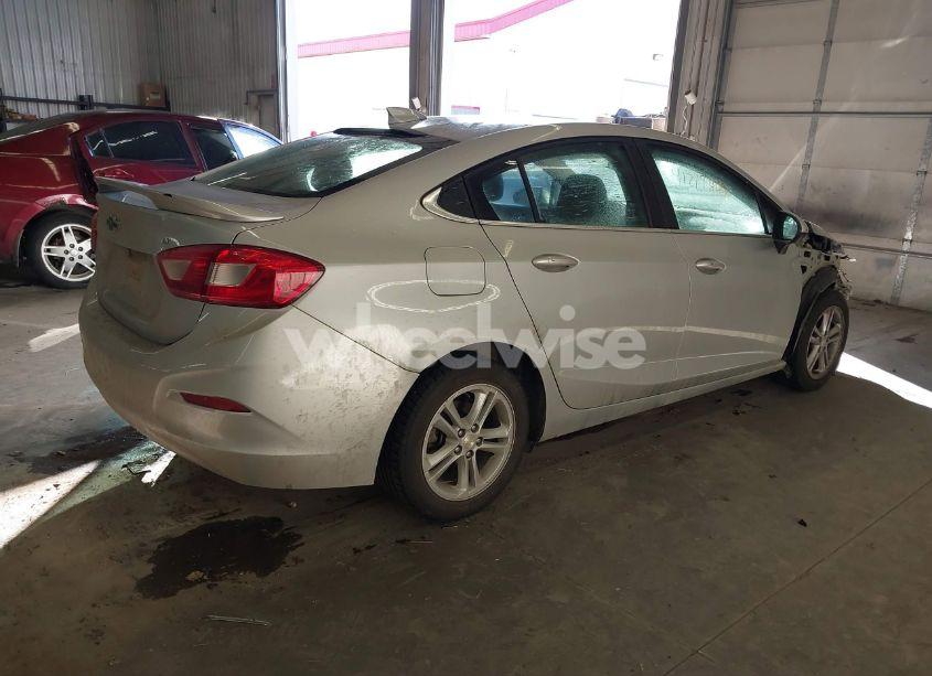Photo 4 of 2018 Chevrolet Cruze LT AUTO (VIN 1G1BE5SM3J7235081)