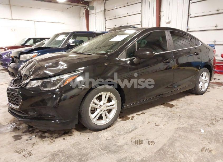 Photo 2 of 2018 Chevrolet Cruze LT AUTO (VIN 1G1BE5SM3J7245576)