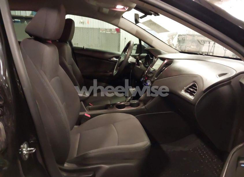 Photo 5 of 2018 Chevrolet Cruze LT AUTO (VIN 1G1BE5SM3J7245576)