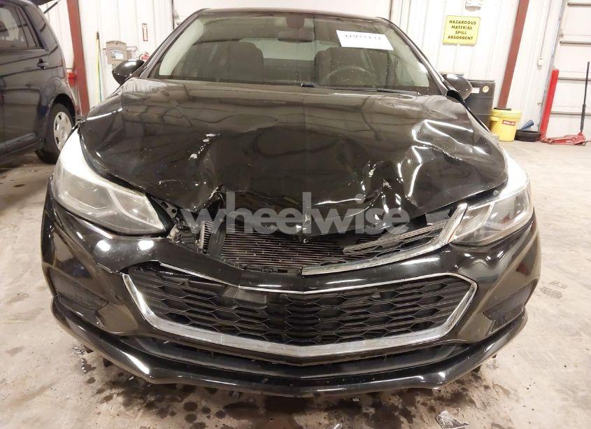 Photo 6 of 2018 Chevrolet Cruze LT AUTO (VIN 1G1BE5SM3J7245576)