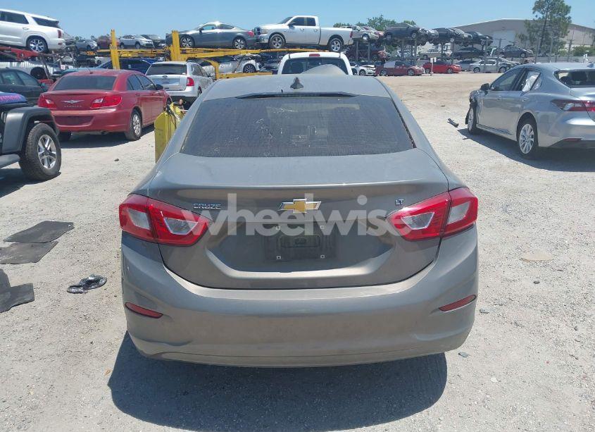 Photo 16 of 2018 Chevrolet Cruze LT AUTO (VIN 1G1BE5SM3J7247781)