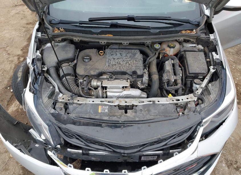 Photo 10 of 2019 Chevrolet Cruze LT (VIN 1G1BE5SM3K7102743)