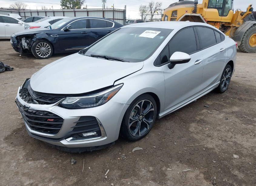 Photo 2 of 2019 Chevrolet Cruze LT (VIN 1G1BE5SM3K7102743)