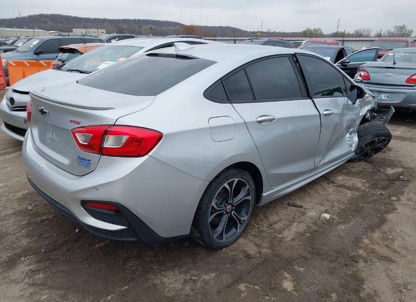 Photo 4 of 2019 Chevrolet Cruze LT (VIN 1G1BE5SM3K7102743)