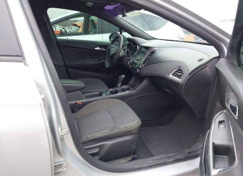 Photo 5 of 2019 Chevrolet Cruze LT (VIN 1G1BE5SM3K7102743)