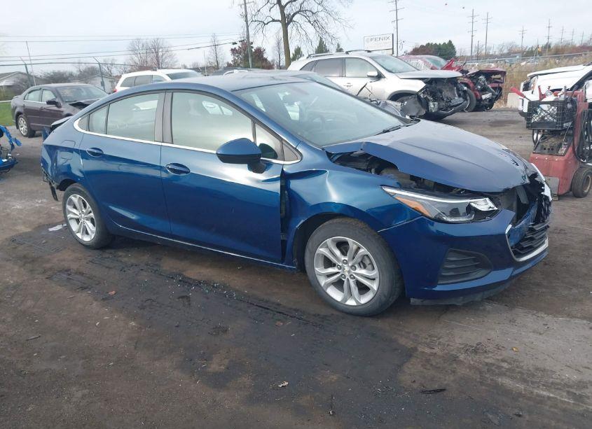 2019 Chevrolet Cruze LT (VIN 1G1BE5SM3K7134883) main photo