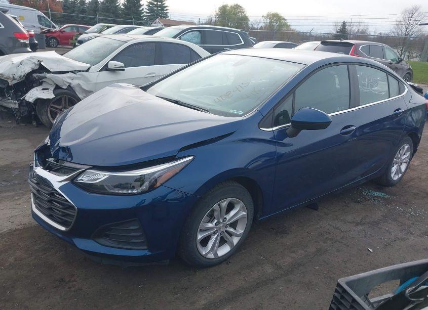 Photo 2 of 2019 Chevrolet Cruze LT (VIN 1G1BE5SM3K7134883)