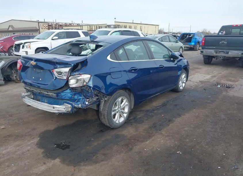 Photo 4 of 2019 Chevrolet Cruze LT (VIN 1G1BE5SM3K7134883)
