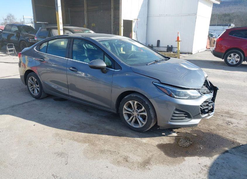 2019 Chevrolet Cruze LT (VIN 1G1BE5SM3K7134981) main photo