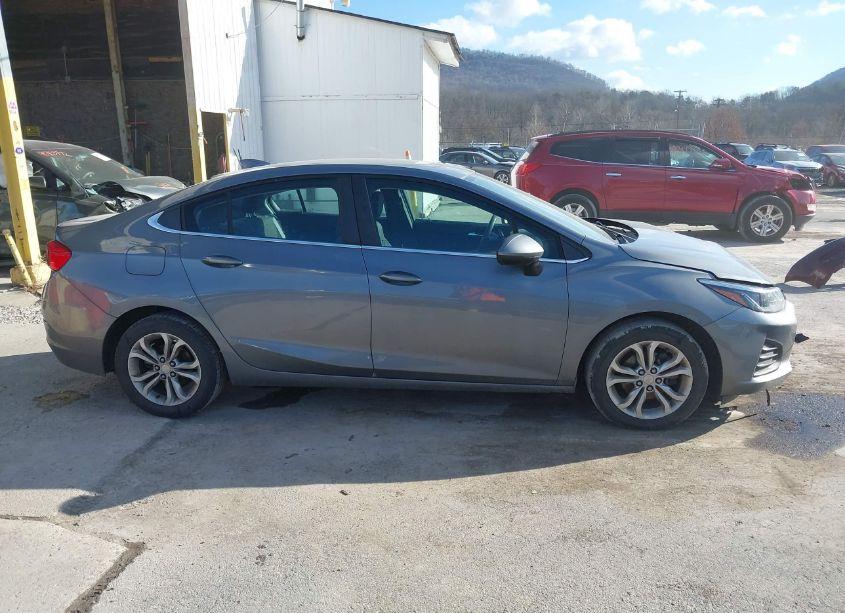 Photo 13 of 2019 Chevrolet Cruze LT (VIN 1G1BE5SM3K7134981)