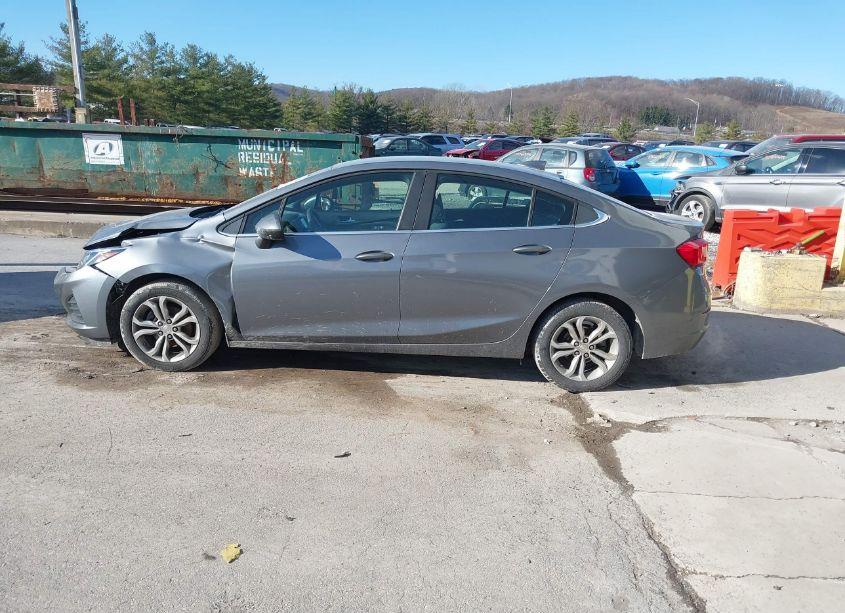 Photo 14 of 2019 Chevrolet Cruze LT (VIN 1G1BE5SM3K7134981)