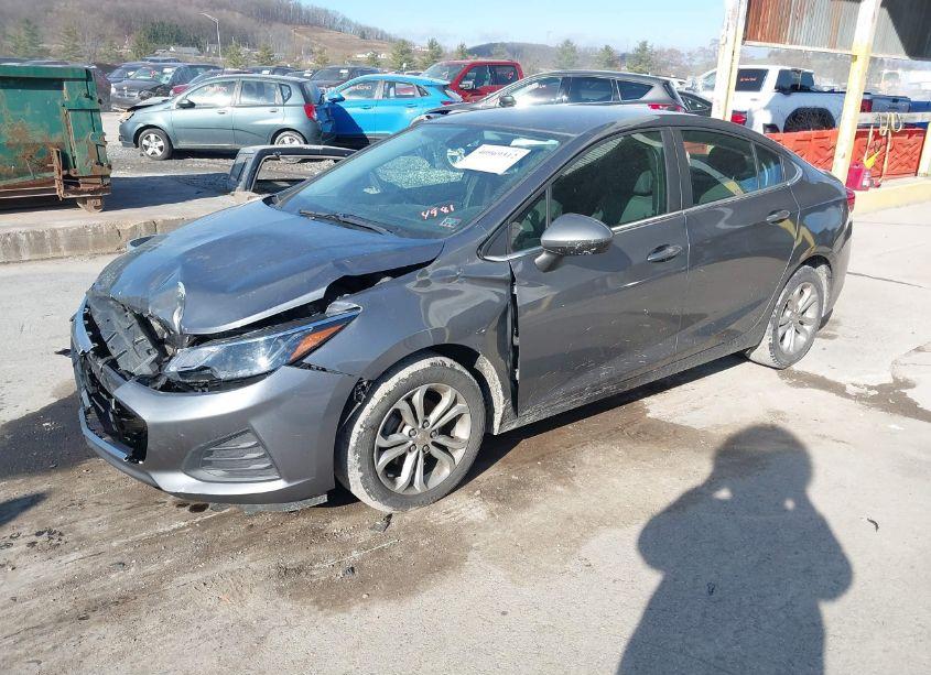 Photo 2 of 2019 Chevrolet Cruze LT (VIN 1G1BE5SM3K7134981)