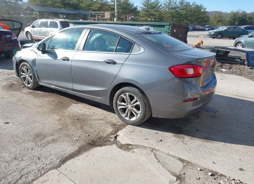 Photo 3 of 2019 Chevrolet Cruze LT (VIN 1G1BE5SM3K7134981)