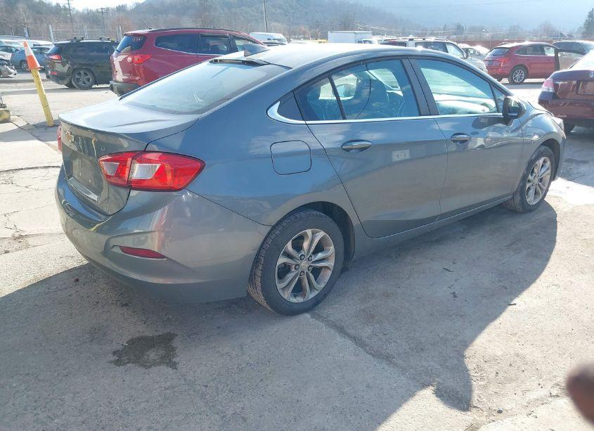 Photo 4 of 2019 Chevrolet Cruze LT (VIN 1G1BE5SM3K7134981)
