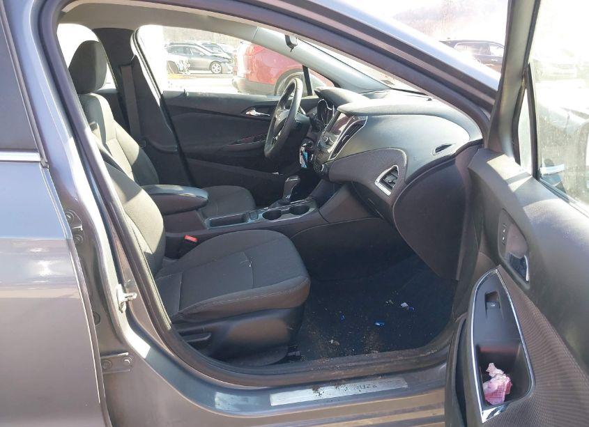 Photo 5 of 2019 Chevrolet Cruze LT (VIN 1G1BE5SM3K7134981)