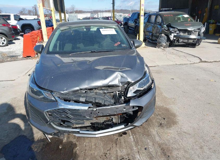 Photo 6 of 2019 Chevrolet Cruze LT (VIN 1G1BE5SM3K7134981)