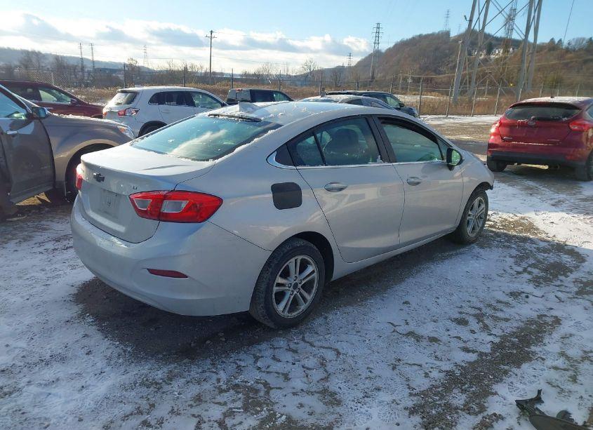 Photo 4 of 2017 Chevrolet Cruze LT AUTO (VIN 1G1BE5SM4H7108978)