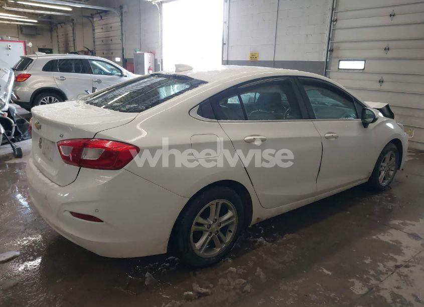 Photo 4 of 2017 Chevrolet Cruze LT AUTO (VIN 1G1BE5SM4H7184555)