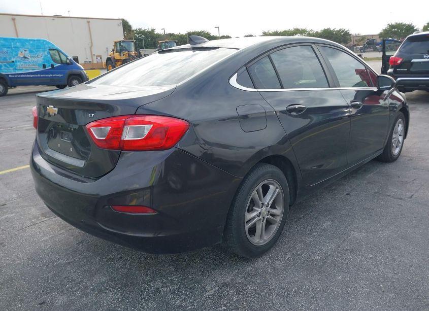 Photo 4 of 2017 Chevrolet Cruze LT AUTO (VIN 1G1BE5SM4H7207641)