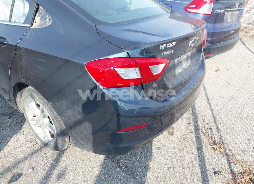 Photo 3 of 2017 Chevrolet Cruze LT AUTO (VIN 1G1BE5SM4H7253227)