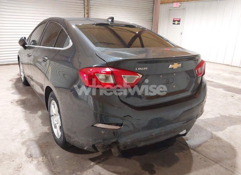 Photo 3 of 2018 Chevrolet Cruze LT AUTO (VIN 1G1BE5SM4J7113202)
