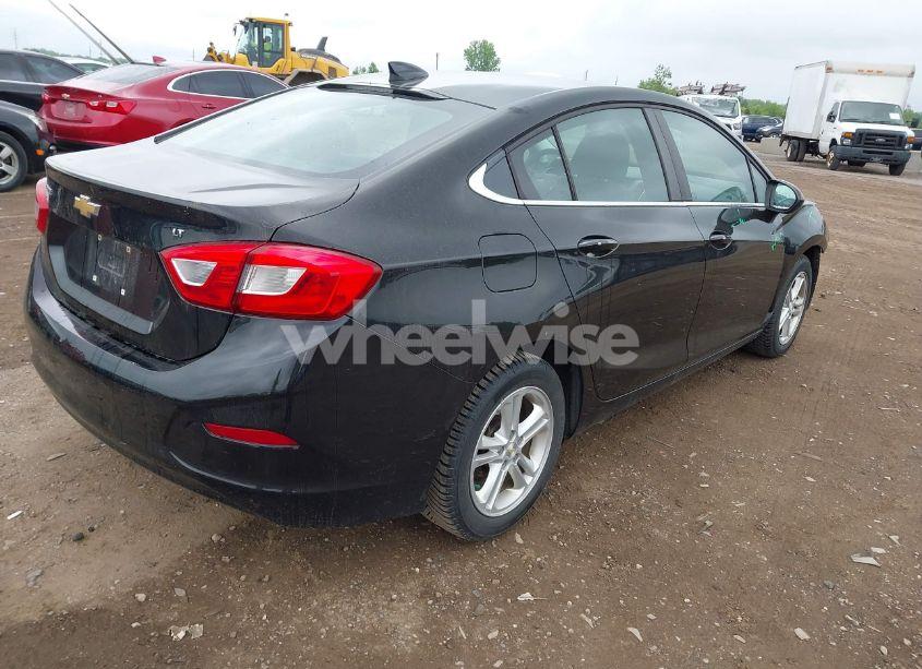 Photo 4 of 2018 Chevrolet Cruze LT AUTO (VIN 1G1BE5SM4J7208326)