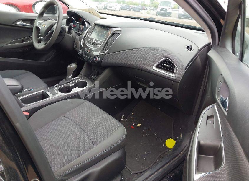 Photo 5 of 2018 Chevrolet Cruze LT AUTO (VIN 1G1BE5SM4J7208326)