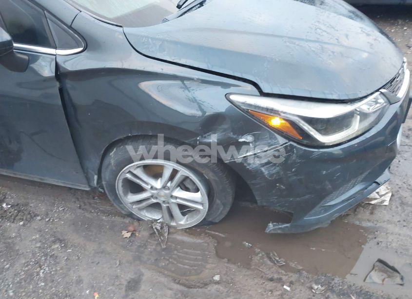 Photo 6 of 2018 Chevrolet Cruze LT AUTO (VIN 1G1BE5SM4J7210562)