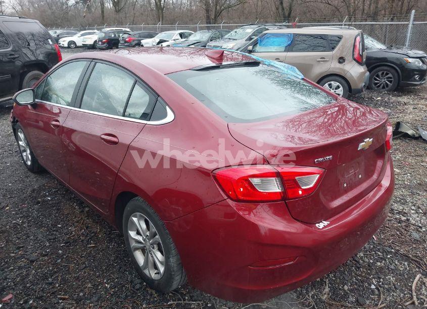 Photo 3 of 2019 Chevrolet Cruze LT (VIN 1G1BE5SM4K7107241)