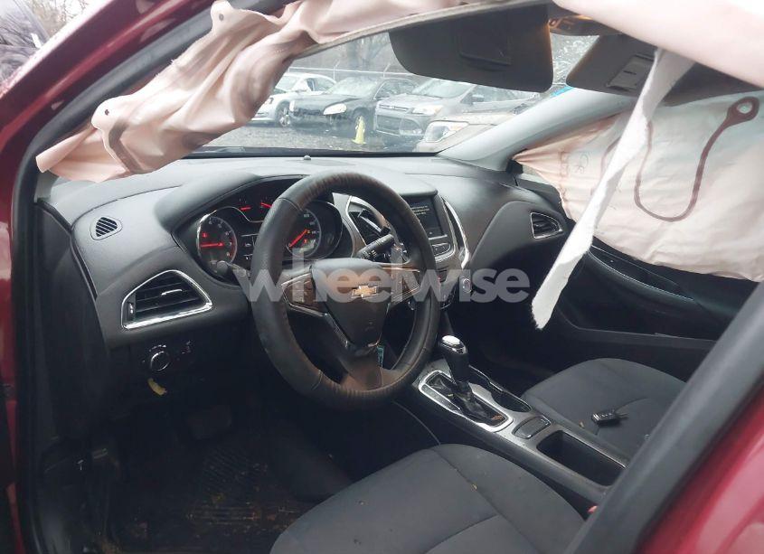 Photo 5 of 2019 Chevrolet Cruze LT (VIN 1G1BE5SM4K7107241)