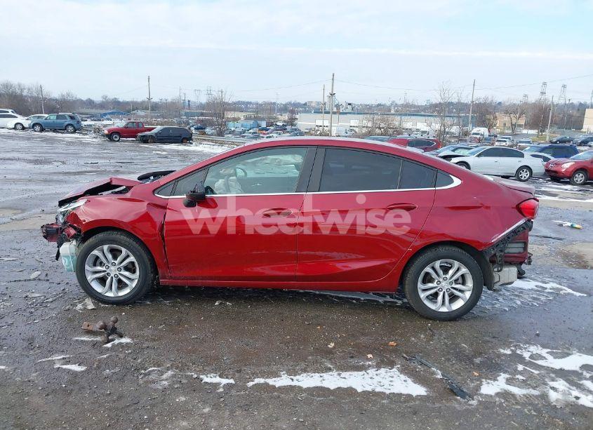 Photo 15 of 2019 Chevrolet Cruze LT (VIN 1G1BE5SM4K7122872)