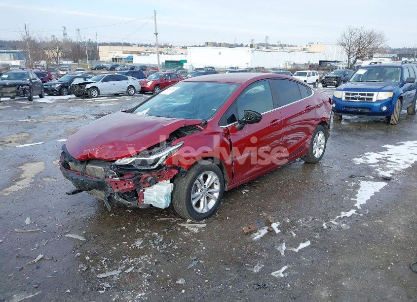 Photo 2 of 2019 Chevrolet Cruze LT (VIN 1G1BE5SM4K7122872)