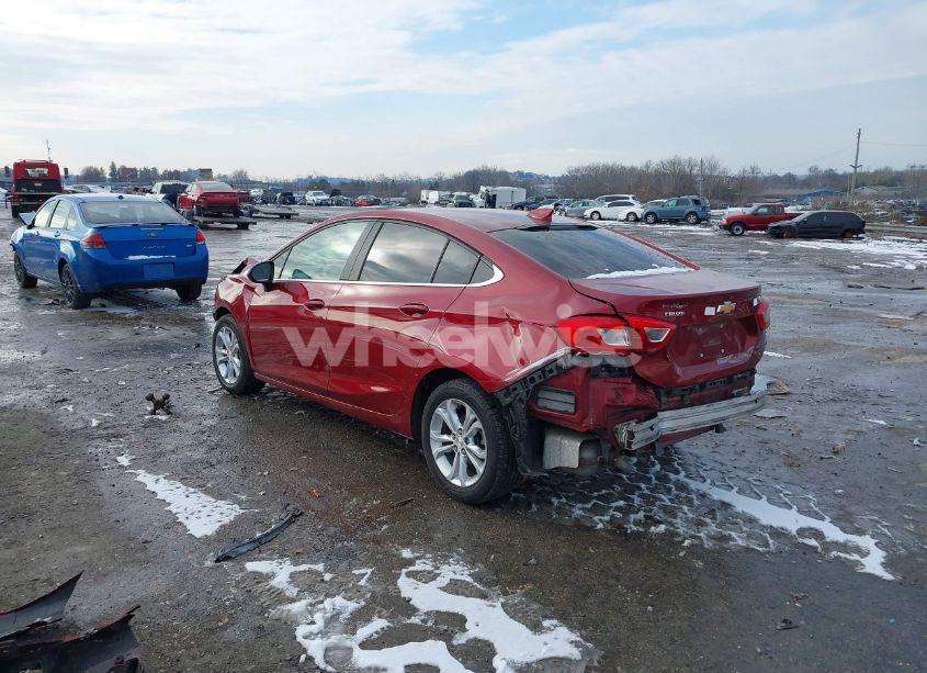 Photo 3 of 2019 Chevrolet Cruze LT (VIN 1G1BE5SM4K7122872)