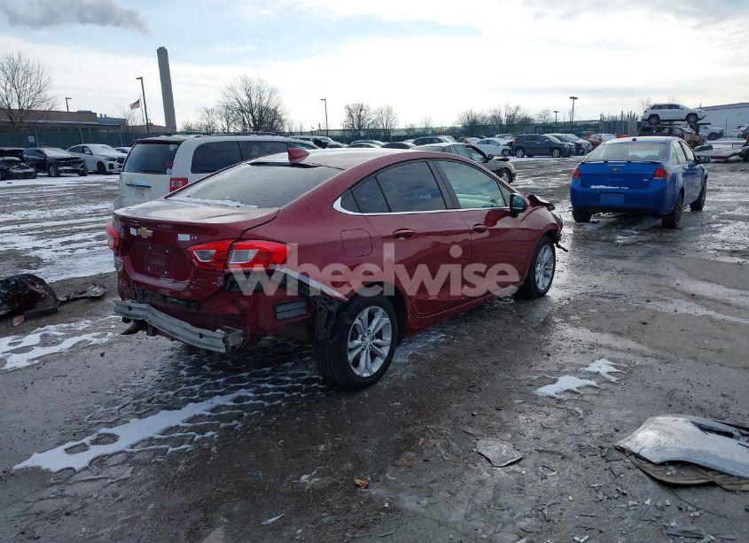 Photo 4 of 2019 Chevrolet Cruze LT (VIN 1G1BE5SM4K7122872)