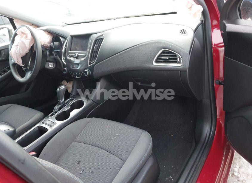 Photo 5 of 2019 Chevrolet Cruze LT (VIN 1G1BE5SM4K7122872)