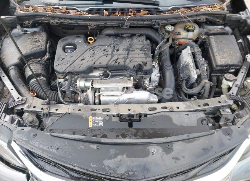 Photo 10 of 2019 Chevrolet Cruze LT (VIN 1G1BE5SM4K7131426)