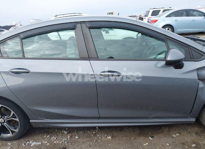 Photo 13 of 2019 Chevrolet Cruze LT (VIN 1G1BE5SM4K7131426)