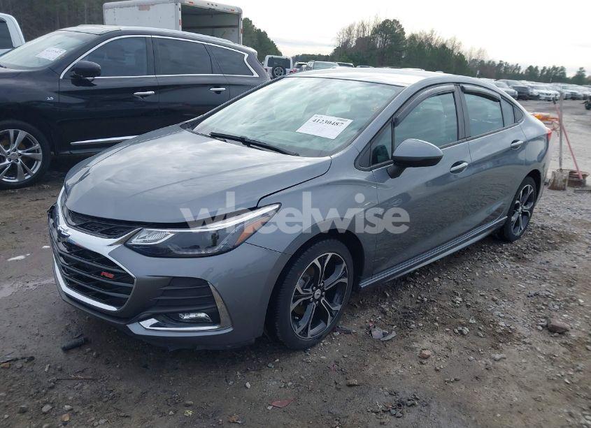Photo 2 of 2019 Chevrolet Cruze LT (VIN 1G1BE5SM4K7131426)