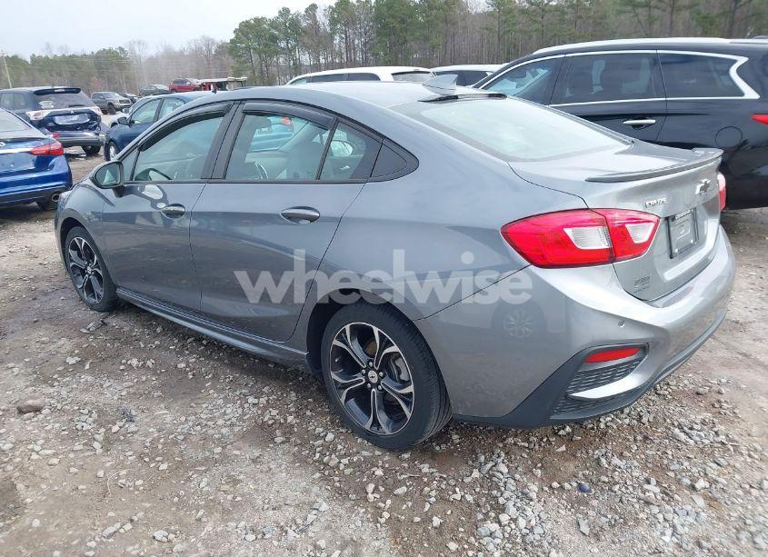 Photo 3 of 2019 Chevrolet Cruze LT (VIN 1G1BE5SM4K7131426)