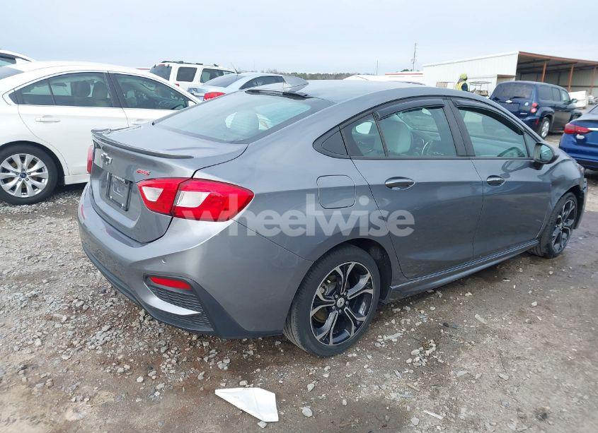 Photo 4 of 2019 Chevrolet Cruze LT (VIN 1G1BE5SM4K7131426)