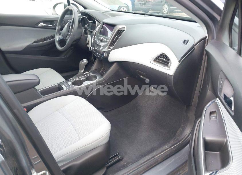 Photo 5 of 2019 Chevrolet Cruze LT (VIN 1G1BE5SM4K7131426)