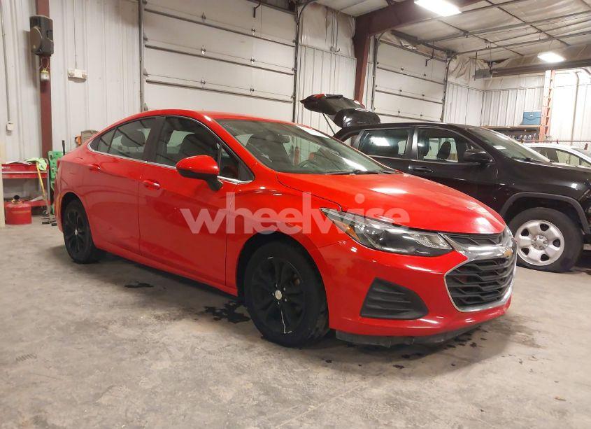 2019 Chevrolet Cruze LT (VIN 1G1BE5SM4K7142717) main photo