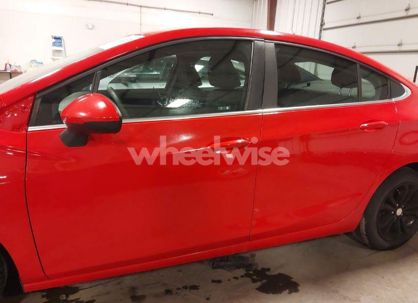 Photo 14 of 2019 Chevrolet Cruze LT (VIN 1G1BE5SM4K7142717)